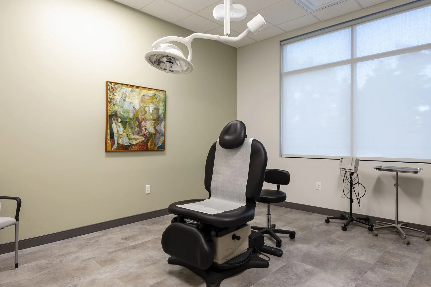 A Fresno procedure room with a treatment chair and surgical light